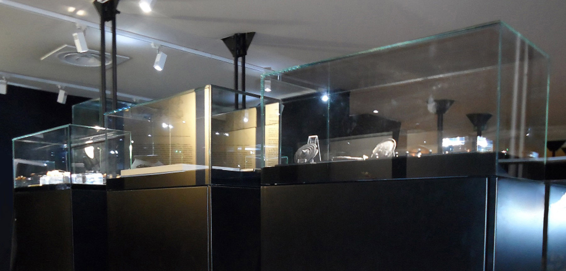 Vitrines pour collections au Musée d'Archéologie et de l'Ephèbe